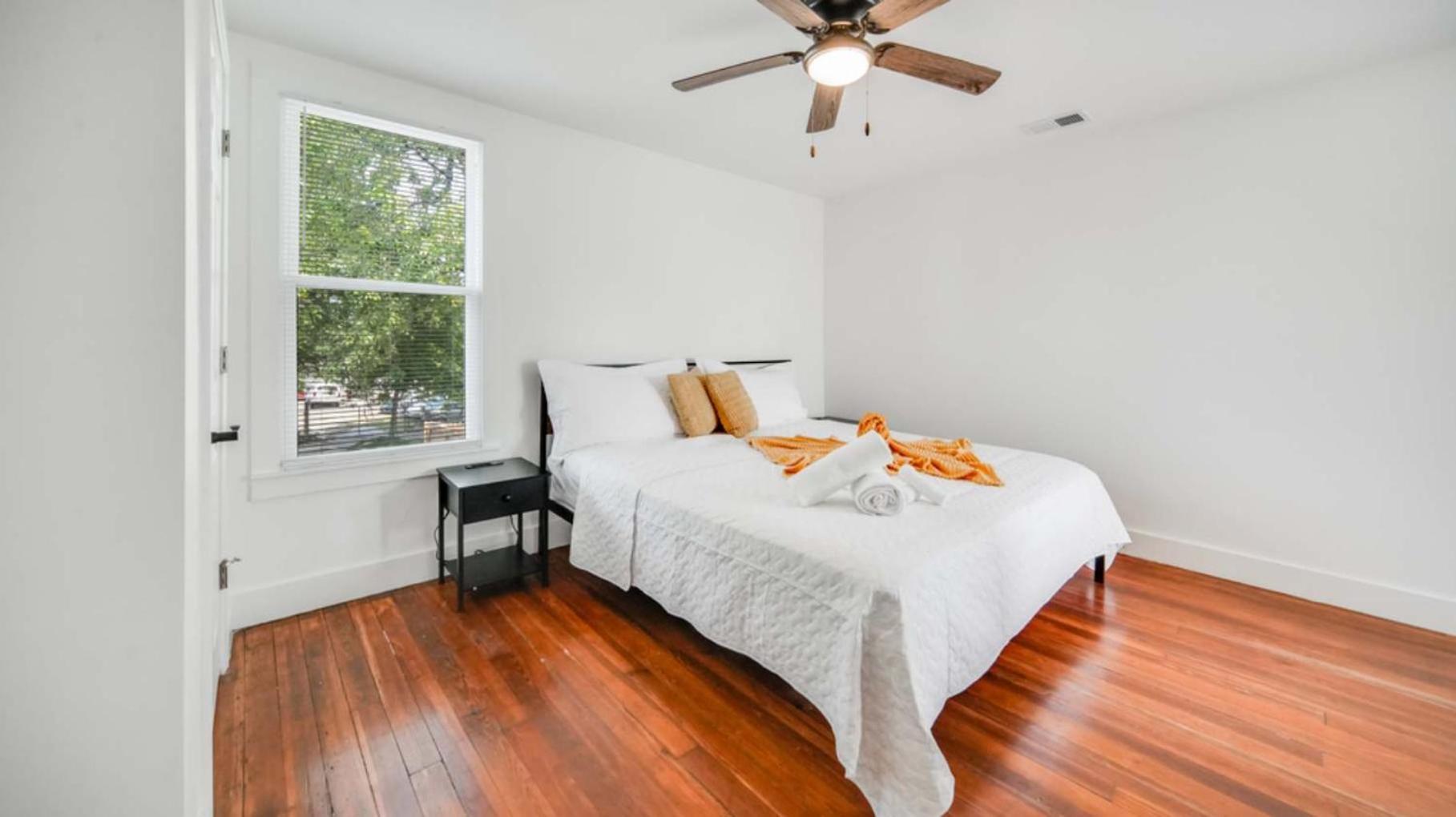 Apartment Charming 2nd-floor Flat 3br 2ba Free Parking *
