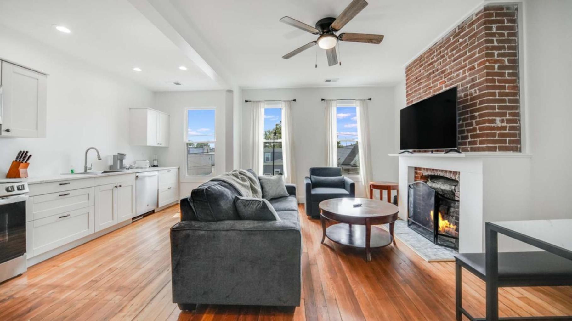 Charming 2nd-floor Flat 3br 2ba Free Parking Apartment Louisville