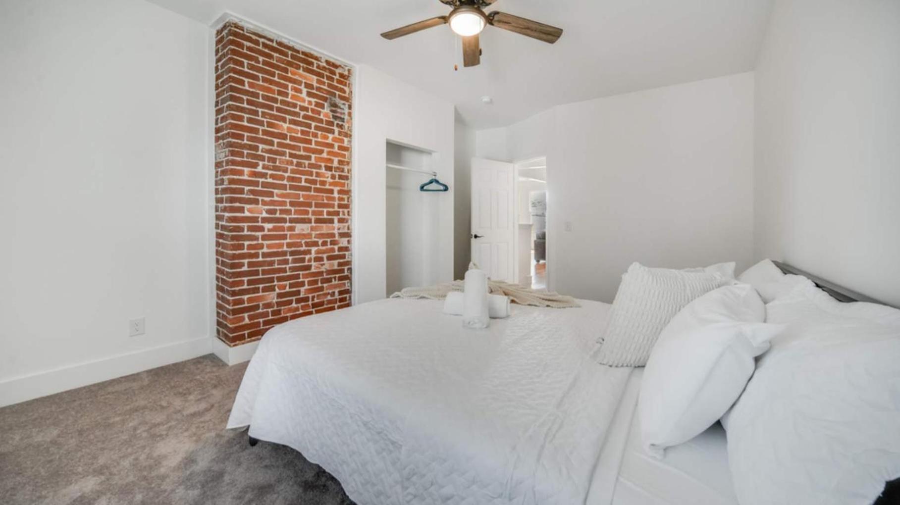 Apartment Charming 2nd-floor Flat 3br 2ba Free Parking