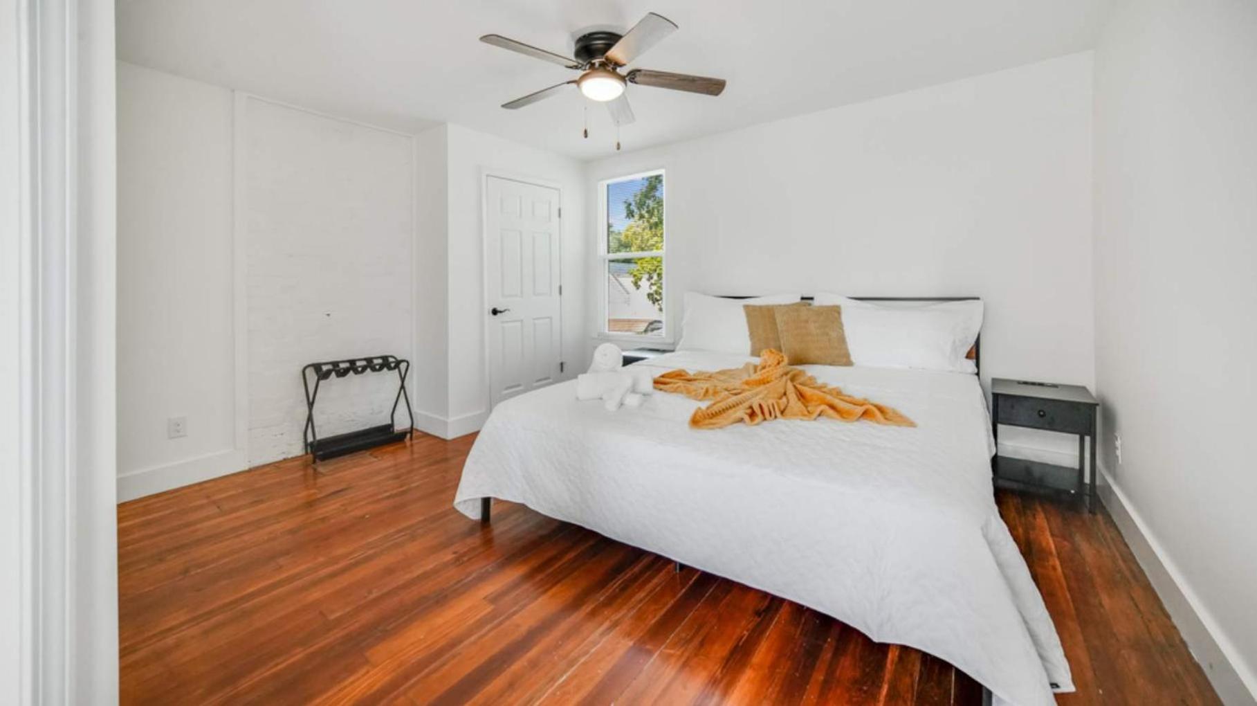 Charming 2nd-floor Flat 3br 2ba Free Parking Apartment